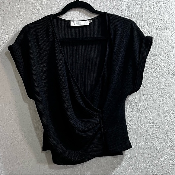 Astr Tops - ASTR The Label V Neck Short Sleeve Wrap Blouse Women’s Size Large Black Buttons